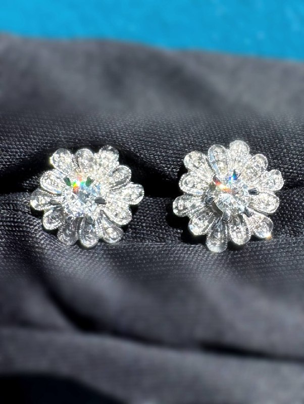 Vintage Art Deco 18k White Gold Diamond Earrings