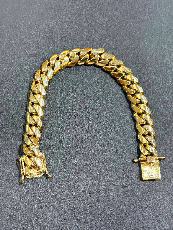 This gorgeous bracelet is made of 14k solid yellow gold with box lock. Style of bracelet: Miami Cub
