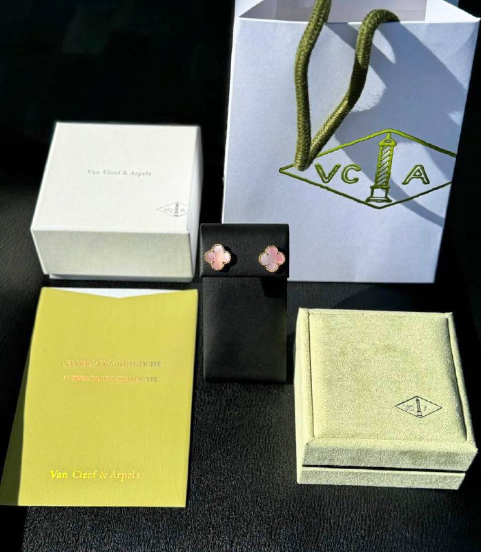 18k yellow gold Van Cleef style Alhambra Pink Mother of pearl stone clover stud earrings