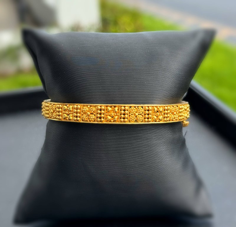 Antique Jewelry 22k solid Yellow Gold mini hearts flower bangle 8.00” 19.60 grams 7.20mm