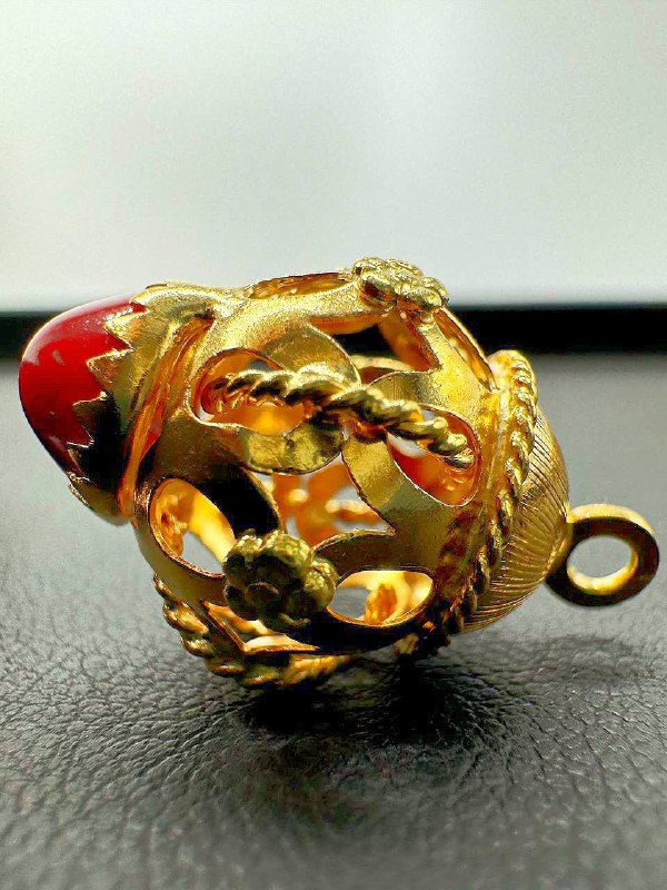 18k yellow solid gold pendant/charm with embedded red stone