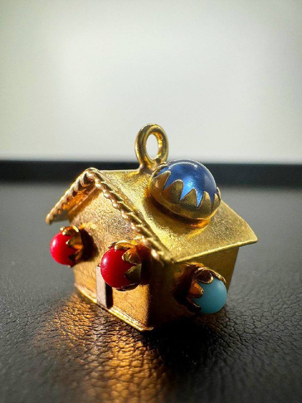 18k solid yellow gold vintage house pendant/charm with inserted vibrant stones