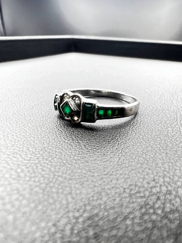 14k white gold ring with Green gemstones. Weight: 2.2g, size: 7.75.